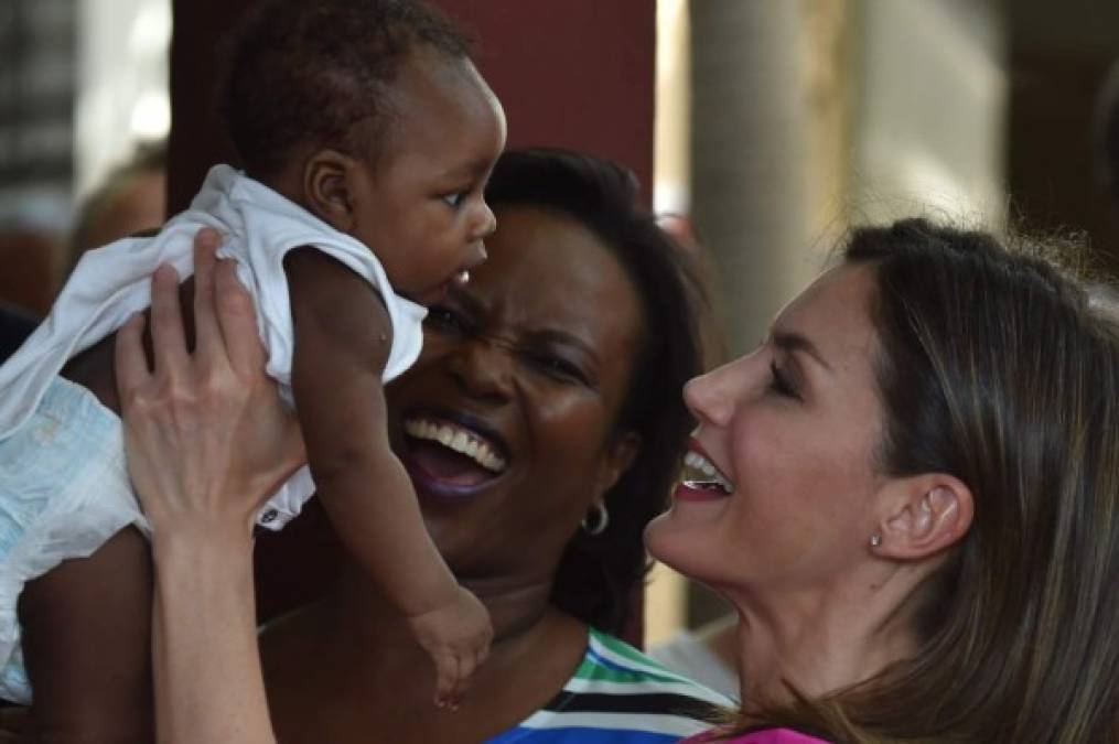 Acompañada por la primera dama del país, Martine Moise, doña Letizia visitó la escuela Sainte Louise de Marillac, dirigida por la congregación de las Hijas de la Caridad de San Vicente Paul, en su segunda jornada de estancia en la nación antillana.