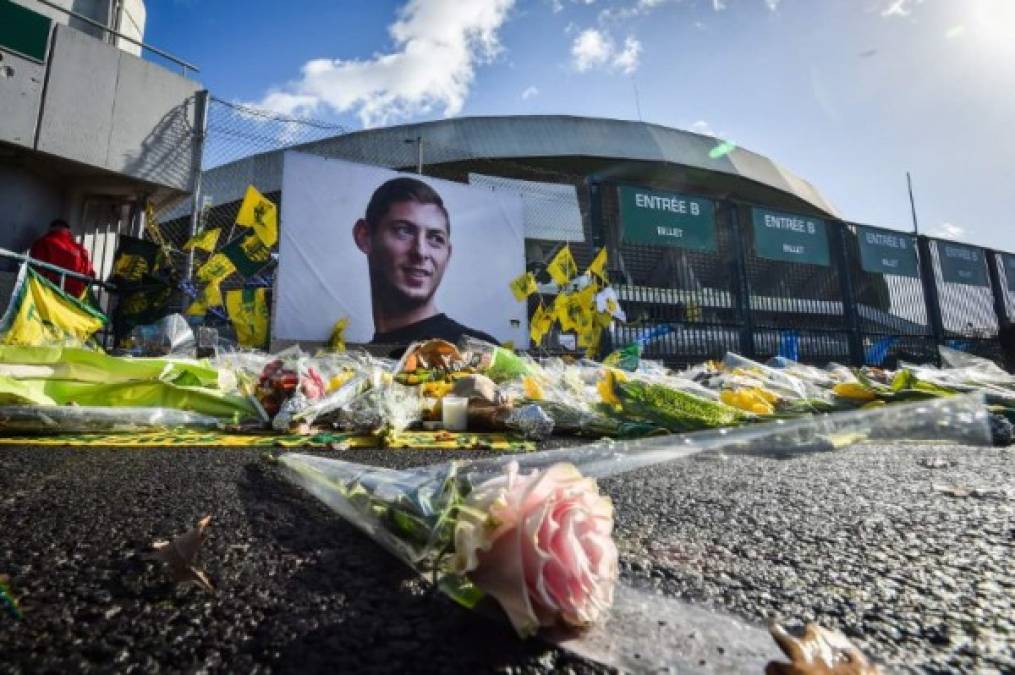 El homenaje a Emiliano Sala comenzó en las afueras del estadio del Nantes.