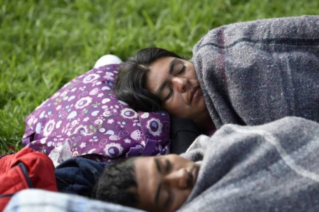 A otros migrantes les ha tocado dormir a la intemperie.