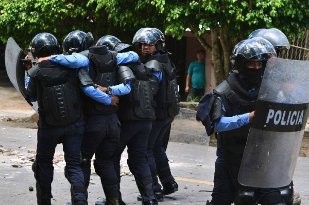 Un fotógrafo de la AFP presenció cuando los agentes de seguridad lanzaron bombas lacrimógenas contra los manifestantes. AFP