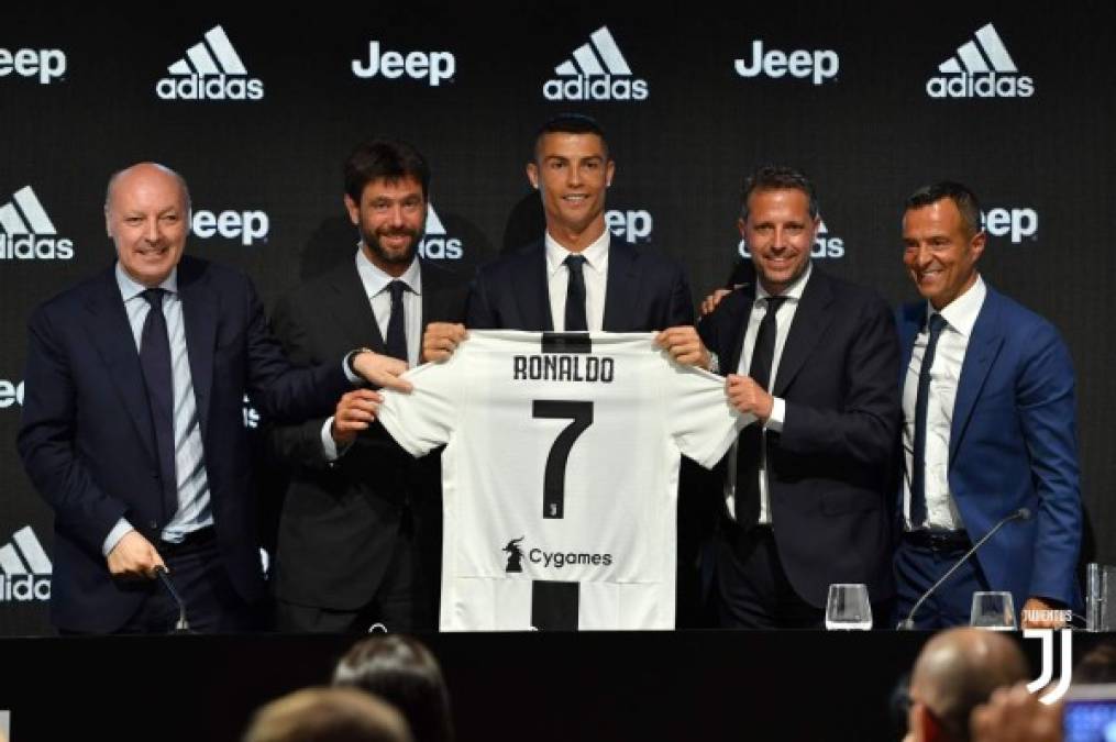 Cristiano Ronaldo, con su representante, Jorge Mendes, posa con su nueva camiseta. Al 7 de la Juventus le han acompañado también los más altos cargos: Giuseppe Marotta, director general, Andrea Agnelli, presidente, y Fabio Paratici, director deportivo.