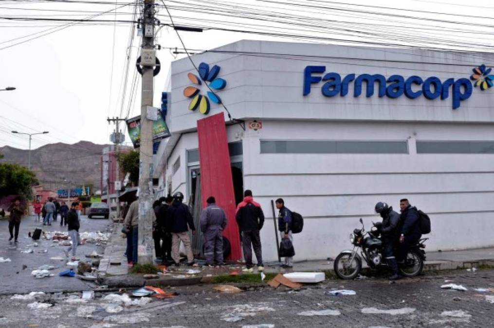 En El Alto las turbas saquearon una feria popular e incendiaron comercios.