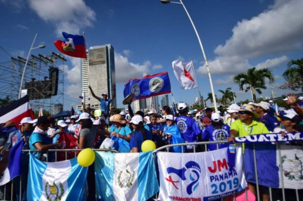 Peregrinos de todo el mundo se agolpan en el centro histórico de la ciudad de Panamá en la víspera de la llegada del Papa Francisco.