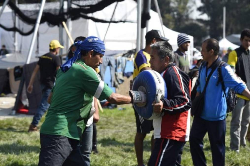 Los miles de migrantes centroamericanos, que afrontan el dilema de pedir refugio ante las autoridades mexicanas o arriesgarse a llegar hasta la frontera estadounidense, han buscando la forma de entretenerse.