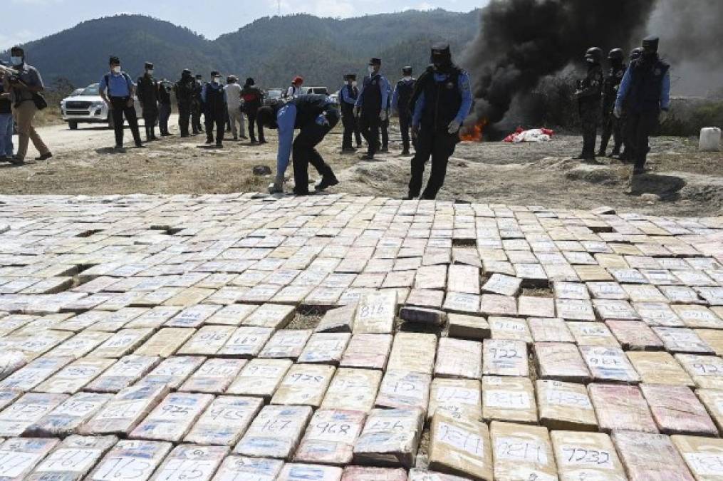 Los cuerpos policiales de Honduras incineraron este lunes 15 de febrero 1,426 kilos de cocaína. / Foto AFP