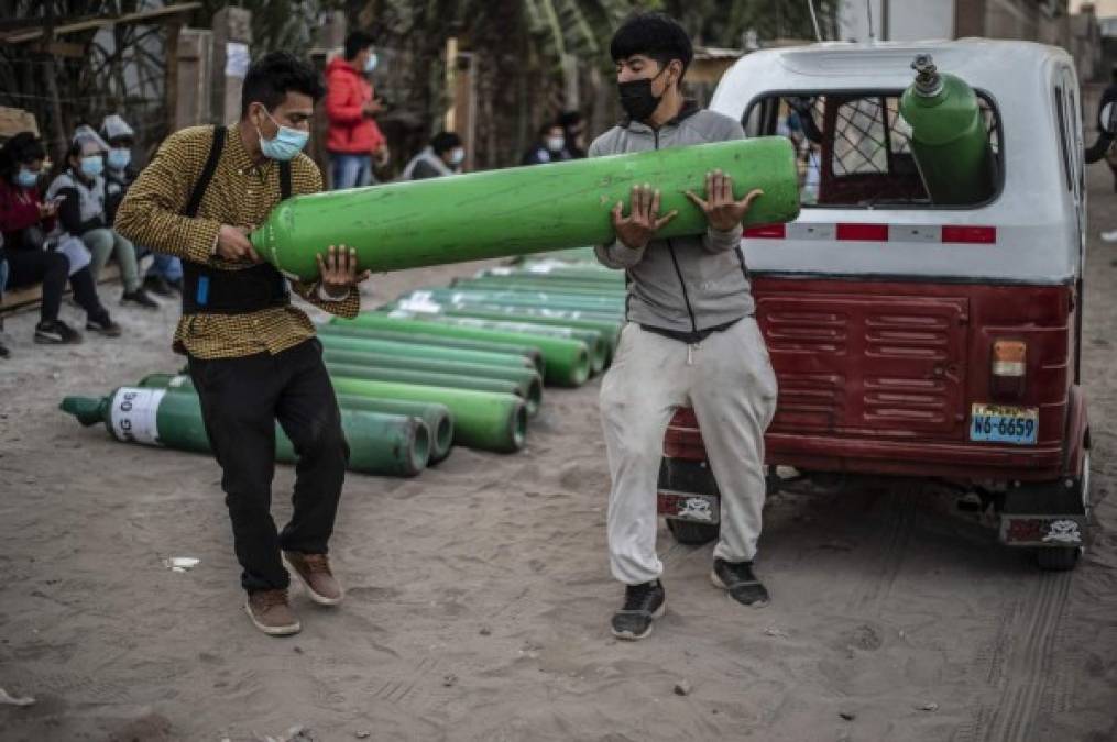 El incremento de víctimas mortales revela la gravedad de la enfermedad en varias regiones del país, cuyos servicios de salud están saturados de pacientes. Foto AFP