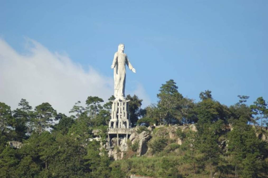 ACOMPAÑA CRÓNICA: HONDURAS ARTE - TG6001- TEGUCIGALPA (HONDURAS), 29/4/17.- Fotografía el 27 de abril de 2017, de la escultura del Cristo del Picacho, hecha por el escultor hondureño Mario Zamora, en Tegucigalpa (Honduras). La escultura de Honduras ha comenzado a echar de menos a Mario Zamora, el mejor artista que ha tenido el país, quien vivió, se educó y murió en México, donde también dejó su obra esculpida en el bronce y el mármol. EFE/Gustavo Amador