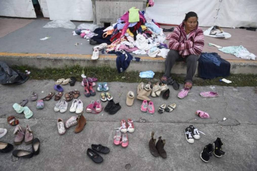 Los migrantes, en su mayoría hondureños, han recibido ropa y zapatos por parte de los mexicanos.