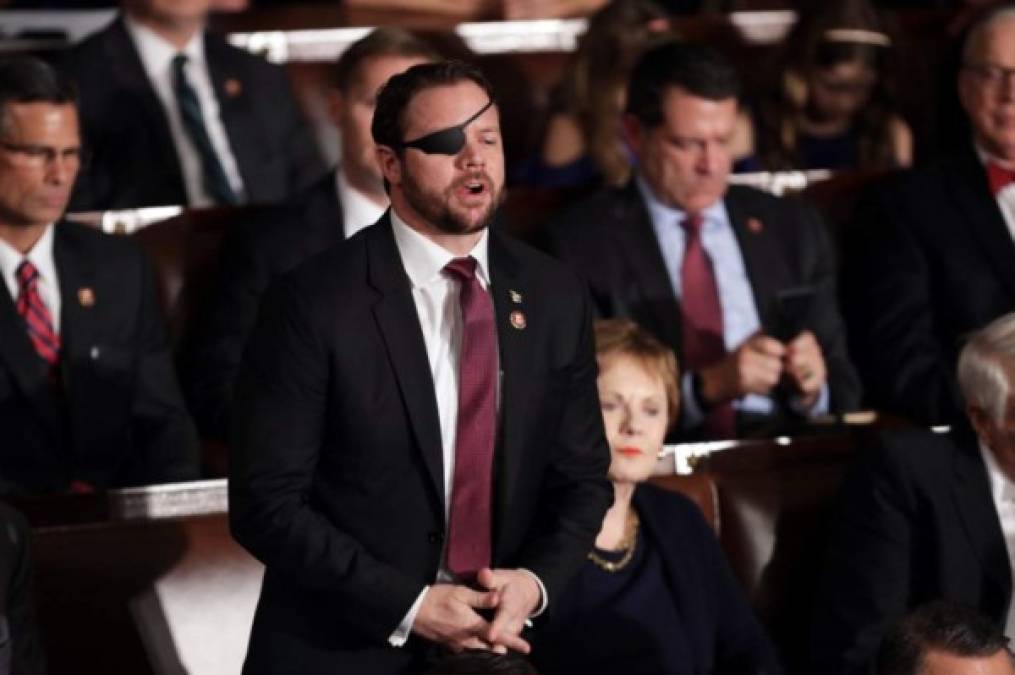 El ex Navy Seal, Dan Crenshaw, también fue juramentado este jueves como nuevo congresista de EEUU. El ex marine perdió un ojo combatiendo en la guerra de Afganistán.