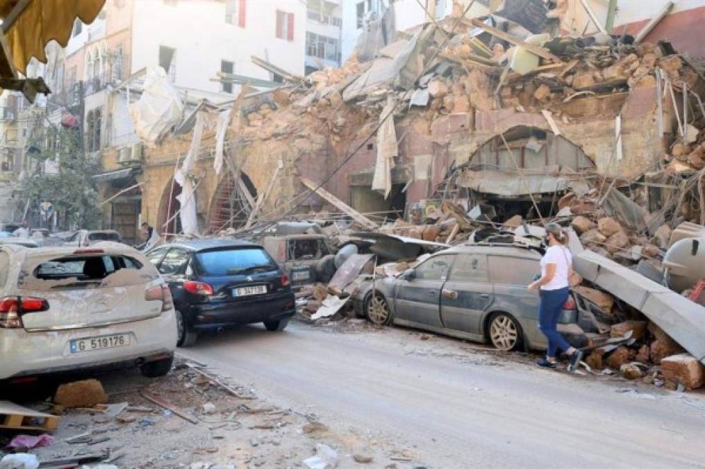 'Es como la Segunda Guerra Mundial', comenta un transeúnte, mientras observa los destrozos y los inmuebles que amenazan con venirse abajo en cualquier momento.