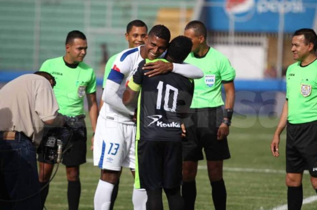 Carlo Costly fue el capitán del Olimpia y se dio un tremendo abrazo con Edgar Álvarez, un viejo amigo.