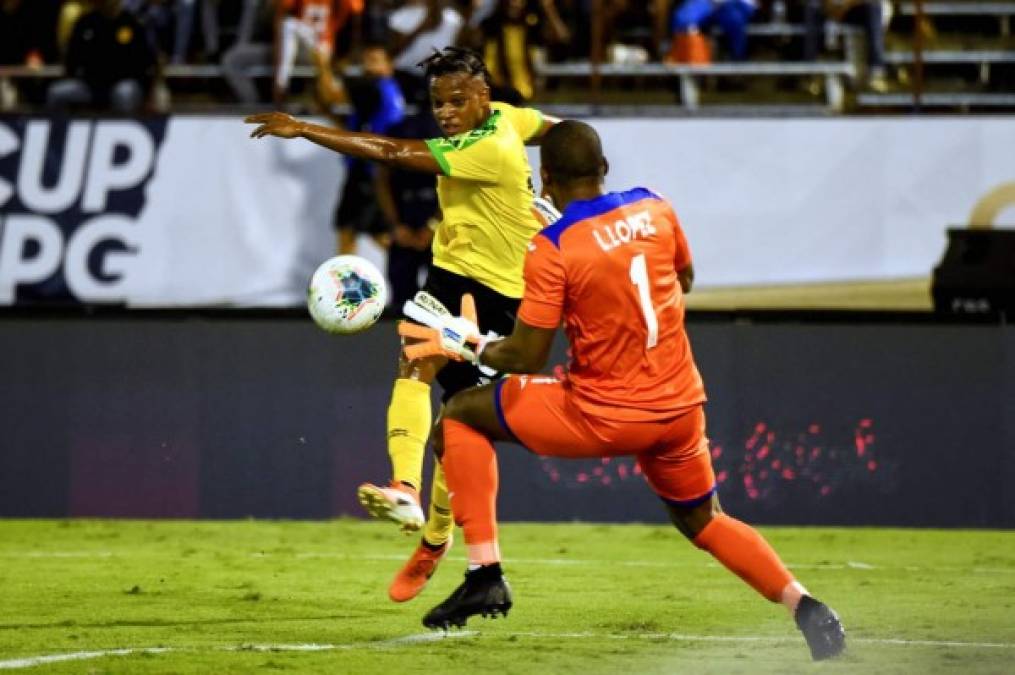 El jamaicano Peter Vassell realiza un disparo de derecha ante 'Buba' López que logró tocar el balón y luego cayó el primer gol del partido.
