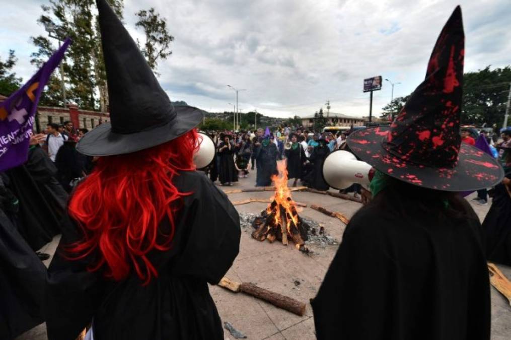 Algunos de los participantes, vestidos de zombie, dijeron que la manifestación era para exigir la renuncia del presidente Juan Orlando Hernández.