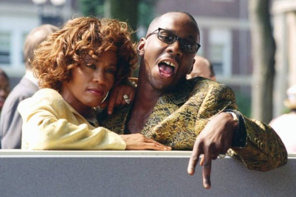 Según Crawford, la salud y el bienestar de Whitney comenzaron a decaer desde que esta se casó con Bobby Brown en julio de 1992. <br/><br/>La trágica muerte de Whitney, entonces de 48 años, se produjo en medio de su descenso vertiginoso en deudas después de gastar su fortuna de $ 100 millones en drogas.<br/><br/>La diva se ahogó en un baño en el hotel Beverly Hilton en febrero de 2012, después de haber consumido cocaína, marihuana y medicamentos recetados.<br/>