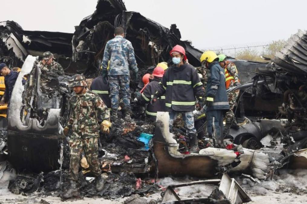 El avión había despegado de Dacca con 67 pasajeros y cuatro tripulantes, y cayó sobre un terreno de fútbol cerca del único aeropuerto internacional del país.