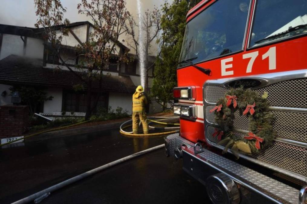 El gobernador de California, Jerry Brown, declaró el estado de emergencia en los condados de Ventura y el de Los Ángeles e insistió a los residentes de estas zonas en la importancia de evacuar las áreas de riesgo.