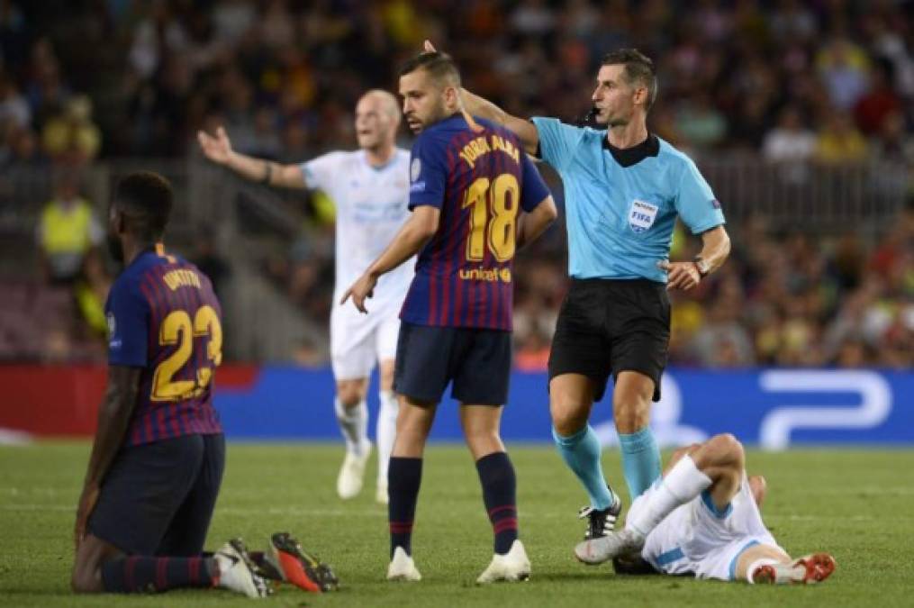 Samuel Umtiti del FC Barcelona ha sido el primer jugador expulsado esta temporada. El francés vio la primera tarjeta en el 55' por una falta sobre De Jong y la segunda en el 79' por frenar al mexicano Hirving Lozano. No estará en el siguiente juego ante Tottenham