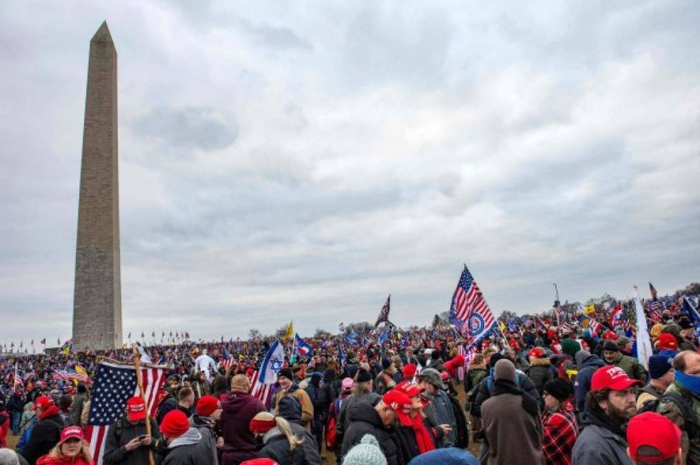 Además de sus bases, decenas de legisladores republicanos tanto de la Camára de Representantes como del Senado siguen fieles a Donald Trump y prometieron expresar sus dudas en el recinto del Congreso, que debe registrar oficialemente el miércoles el voto de los grandes electores: 306 para Joe Biden y 232 para Donald Trump.