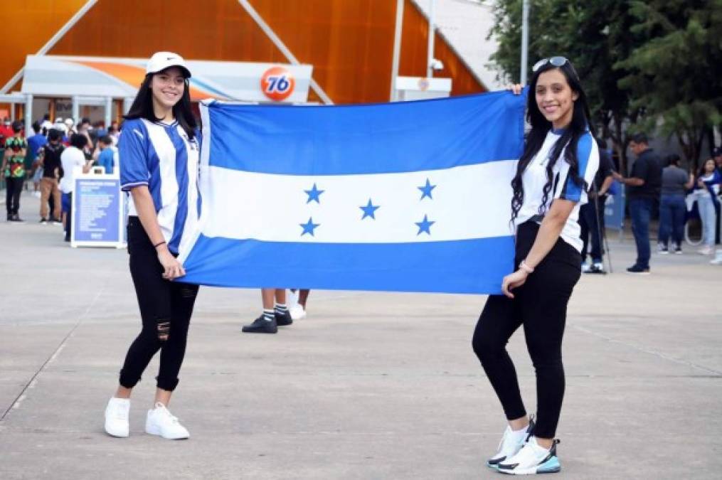 Con la bandera de Honduras y bien uniformadas llegaron estas dos hermosas catrachas.