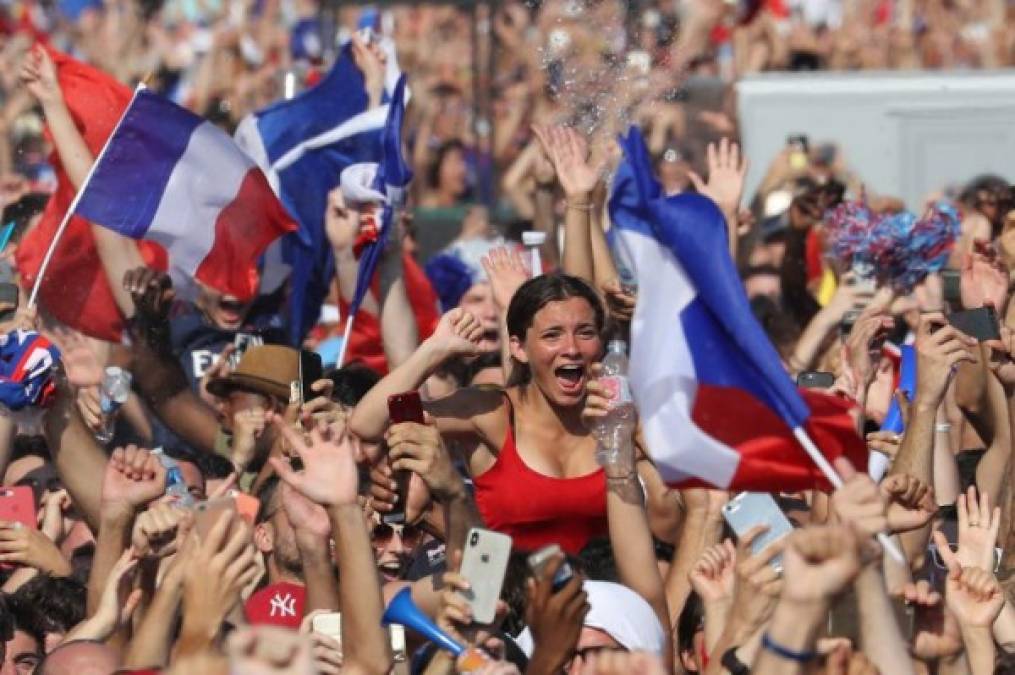 Esta guapa aficionada de Francia festejó con gran euforia.