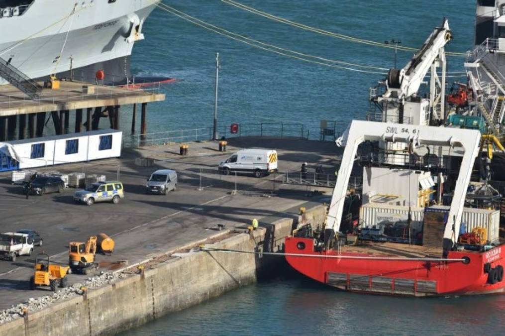 El cuerpo fue trasladado desde el barco Geo Ocean III hasta una camioneta gris en el puerto de Weymouth, en el suroeste de Inglaterra. Foto AFP