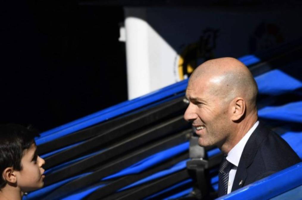 A Zidane se le vio con varias muestras de cariño. Antes del pitazo inicial, fue captado saludando a un pequeño hincha del Real Madrid.