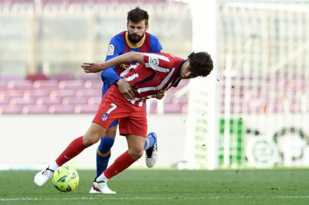 ¡Llévatelo a tu casa! Gerard Piqué sujetando a Joao Félix.