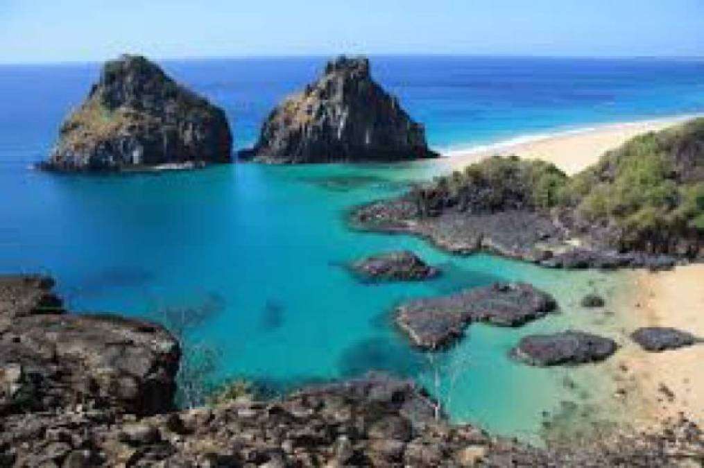 1. La playa de la Baia do Sancho, en Brasil, fue designada como la mejor del mundo por TripAdvisor. Ubicada en el archipiélago Fernando de Noronha, localizado a 545 kilómetros de Recife, y rodeada de vegetación, con arena blanca y agua turquesa, es una de las playas más visitadas de Brasil para practicar el buceo o el snorkel y disfrutar de una gran variedad de fauna marina.