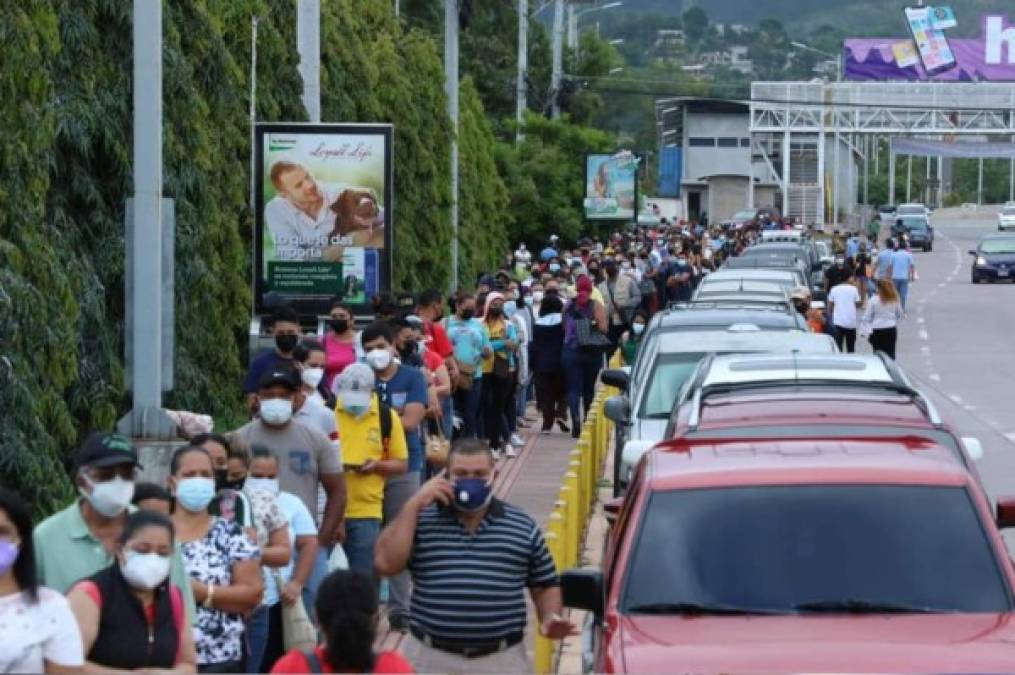 El Vacunatón arrancó este sábado con gran afluencia de hondureños en los diferentes centros de vacunación contra el coronavirus en Tegucigalpa.