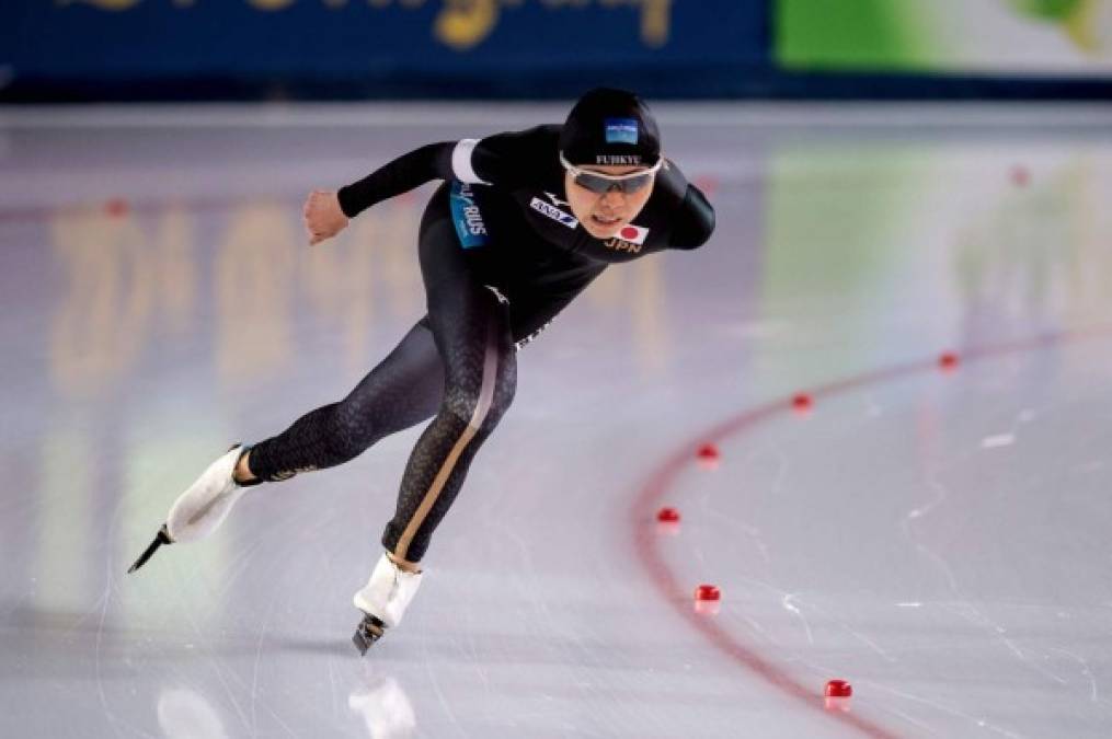 PATINAJE. Velocidad japonesa. La japonesa Fuyo Matsuoka compite durante la carrera femenina de 5,000 metros de la Copa del Mundo en Stavanger, Noruega.