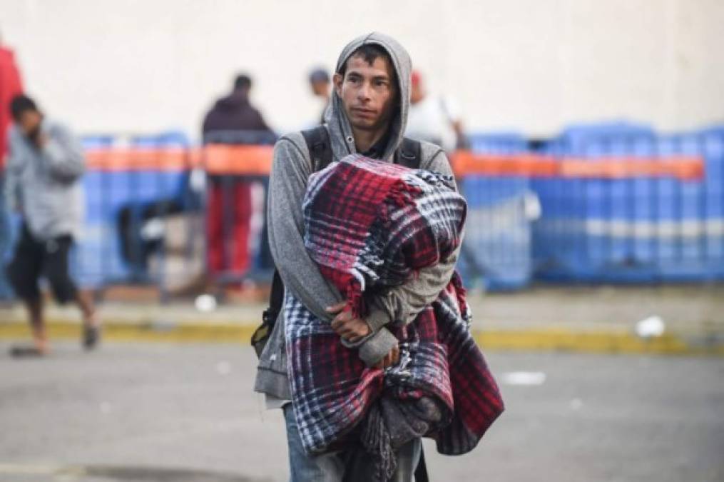 Además, diferentes congregaciones religiosas, la Arquidiócesis y la organización católica Cáritas han instalado otra carpa en la que reparten comida, además de medicamentos y ropa.