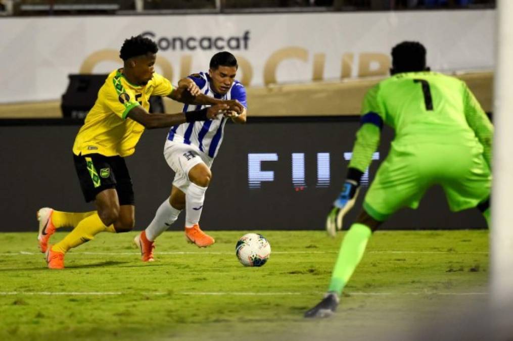 Michaell Chirinos le dio dolores de cabeza a la defensa de Jamaica por la banda izquierda.