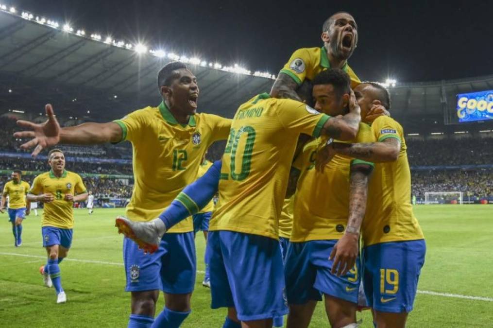La celebración de los jugadores de Brasil tras el primer gol marcado por Gabriel Jesús.