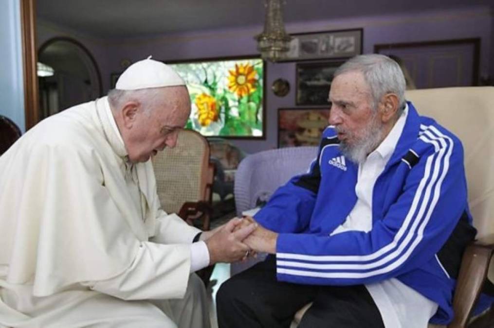 Por qué Fidel cambió su uniforme militar por sudaderas Adidas: 'No tenemos contacto alguno con Fidel Castro', respondió Katja Schreiber, directora de comunicación corporativa de Adidas. 'La razón por la que se le ha visto con productos Adidas es simple: hasta el 2012, éramos el patrocinador oficial del Comité Olímpico Nacional de Cuba y vestíamos a todos los miembros del equipo olímpico de Cuba con ropa para entrenar y competir durante muchos años'.