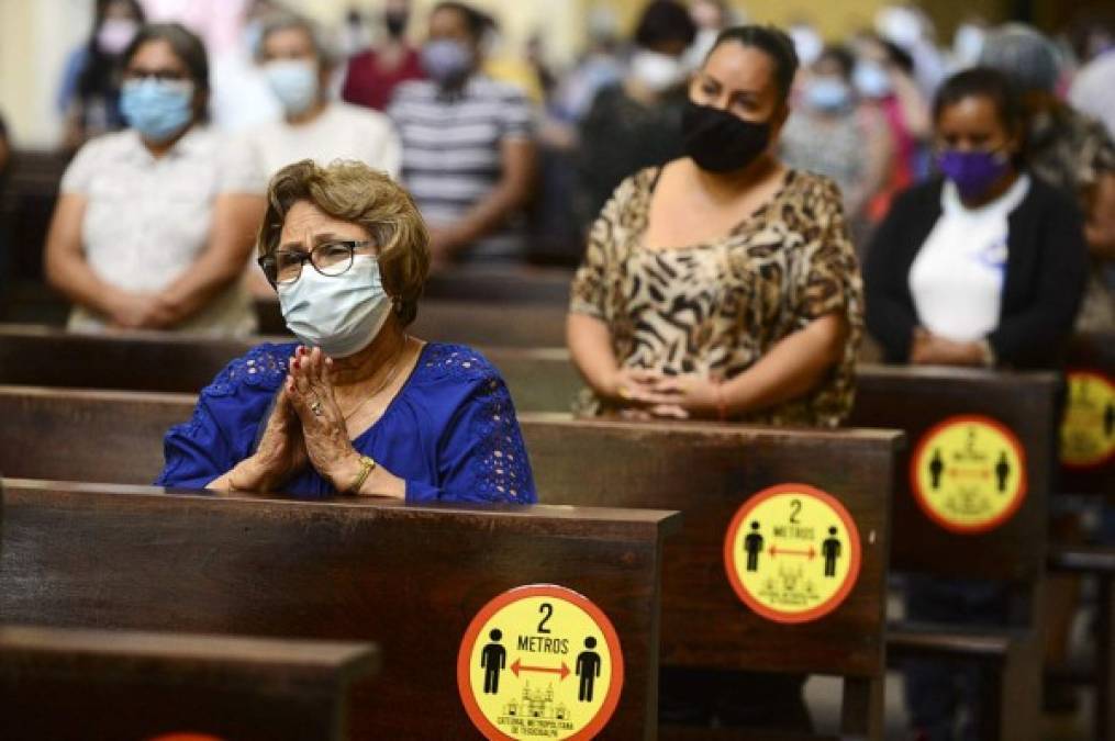 Mientras les dejaba caer la ceniza el cura decía a los fieles: 'Recuerda que polvo eres y en polvo te has de convertir'. Foto AFP