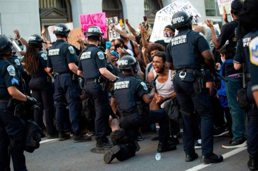 Este gesto, aplaudido por muchos por su simbología, también ha sido tachado de 'insuficiente' y 'teatral' por manifestantes y críticos de la policía, tanto en declaraciones a medios locales como en redes sociales.