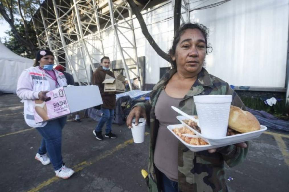 La carpa comedor ofrece tres turnos de comida diarios, de dos horas cada uno. Los desayunos se reparten con ayuda de las 16 alcaldías de la ciudad -que se van turnando-, mientras que el Gobierno capitalino se encarga de repartir las comidas y las cenas.