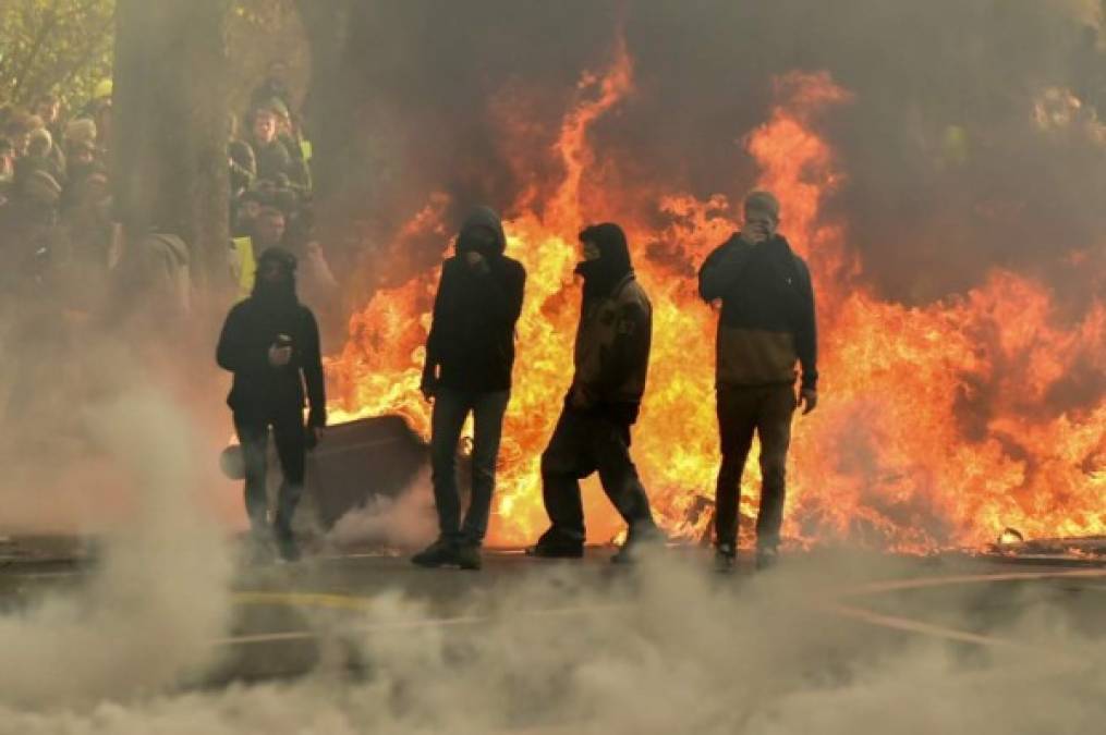 Los disturbios se extendieron a otros lugares turísticos o céntricos de la capital, pese a un despliegue de seguridad imponente, con 8,000 policías, de los casi 90,000 movilizados en todo el país.