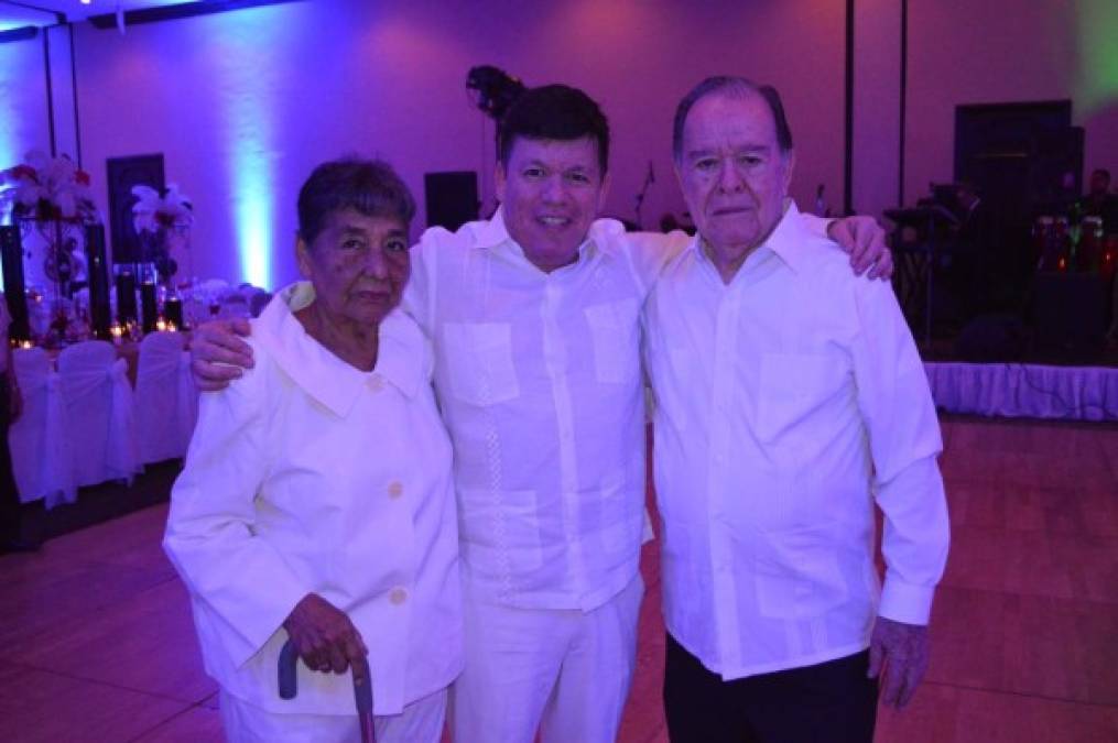 Gloria, Gustavo y Orlando Padilla.