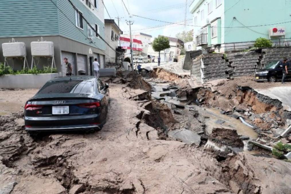 Un fuerte terremoto de magnitud 6,7 en la escala de Richter colapsó gran parte del norte de Japón y causó al menos ocho muertos y una treintena de desaparecidos, cuando el país trataba aún de reponerse de la devastación causada por un potente tifón.