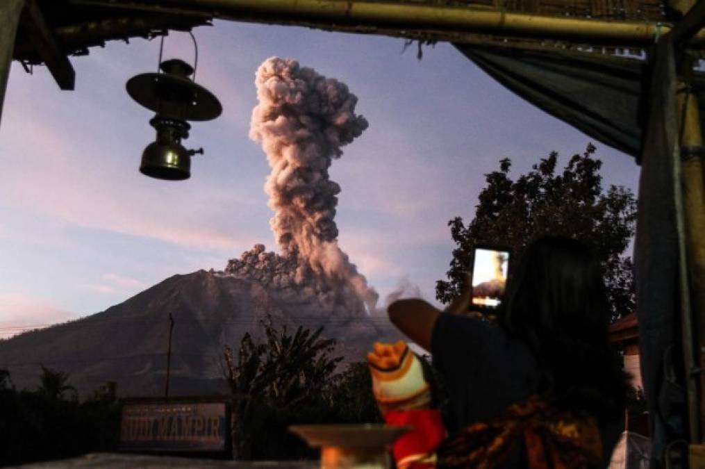 El volcán Sinabung, en la isla de Sumatra, expulsó lava y una columna de ceniza de dos kilómetros de altura.