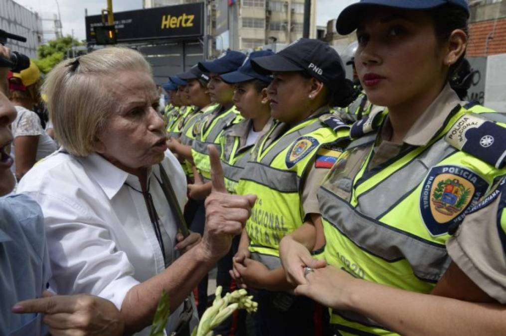 Mujeres de todas las edades participaron en la multitudinaria protesta de este sábado en la capital del país.