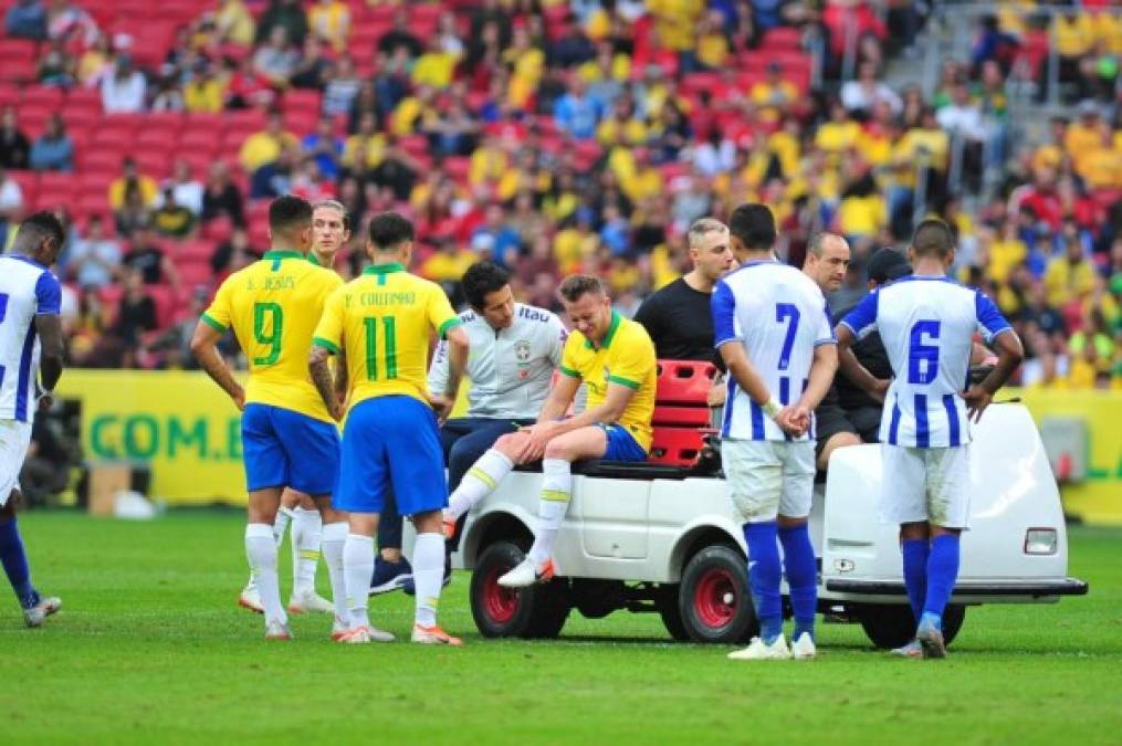 El dolor de Arthur en su rodilla derecha, tras la falta de Romell Quioto, era evidente.