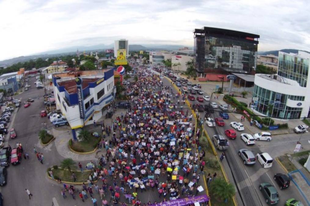 Miles de sampedranos salieron a las calles, cansados de tanta corrupción y de la crisis que agobia a Honduras.