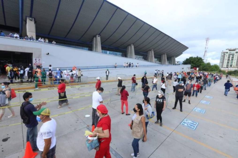 Los hondureños acudieron de manera ordenada y guardando el distanciamiento social en el centro de vacunación de la Unah.