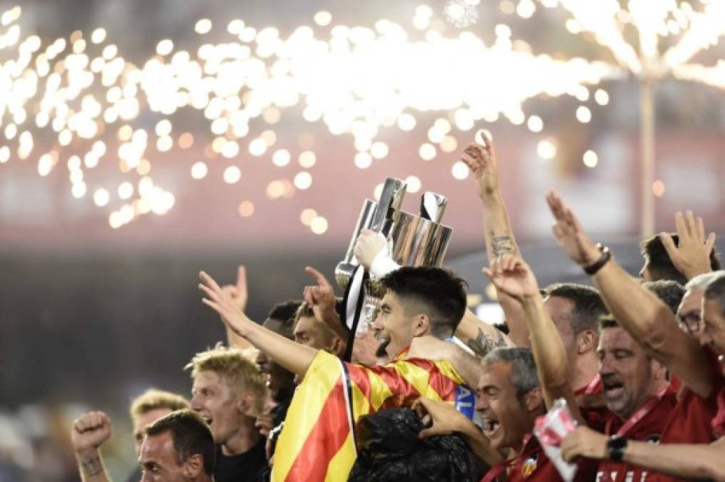 El Valencia ganó este sábado su octava Copa del Rey para festejar a lo grande su centenario, venciendo 2-1 al Barcelona, vigente cuádruple campeón, que se quedó sin el doblete Liga-Copa, tras su dolorosa eliminación en la Liga de Campeones.