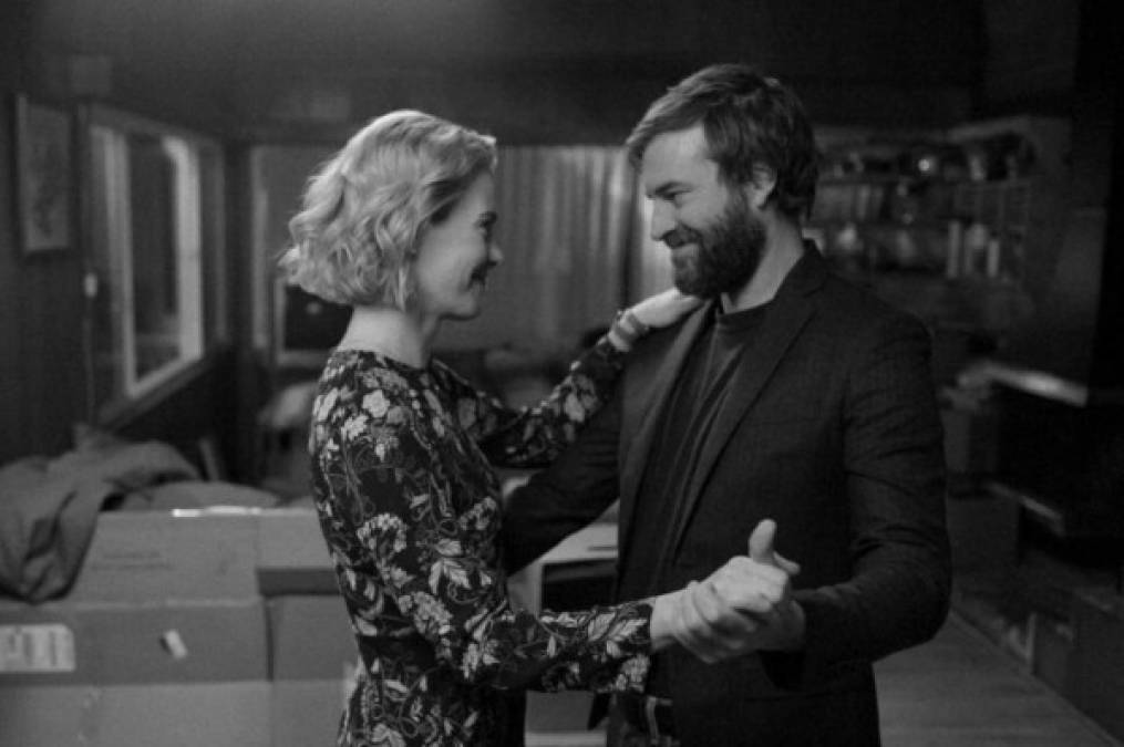 Blue Jay, esta cinta romántica habla sobre la resurrección del amor. Mark Duplass y Sarah Paulson encarnan a Jim y Amanda, un par de amigos que no se veían desde hacía décadas. Ambos se reúnen fortuitamente en el pueblo natal de ambos cuando él va a vender la casa de su madre fallecida y ella va a visitar a su hermana embarazada. Los dos decidirán ponerse al día con sus respectivas vidas, contándose que han hecho a lo largo de los últimos años.