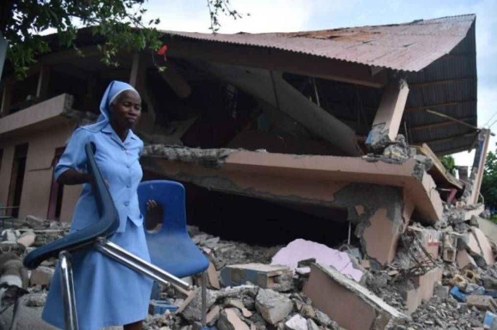 En Haití, un sismo de magnitud 5,9 que sacudió el pasado sábado ese país dejó 17 muertos, destruyó 353 viviendas y provocó daños a 7,430 casas, según datos preliminares difundidos hoy por la Dirección de Protección Civil.<br/>