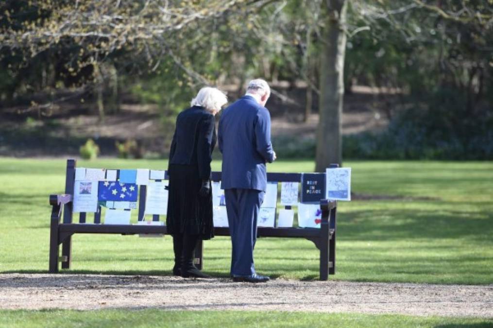 El príncipe Carlos de Inglaterra, el príncipe de Gales y la duquesa de Cornualles Camilla de Gran Bretaña visitan los jardines de Marlborough House en Londres el 15 de abril de 2021 para ver las flores y los mensajes de condolencia dejados por miembros del público fuera del Palacio de Buckingham, tras la muerte del príncipe Felipe de Gran Bretaña, duque de Edimburgo.