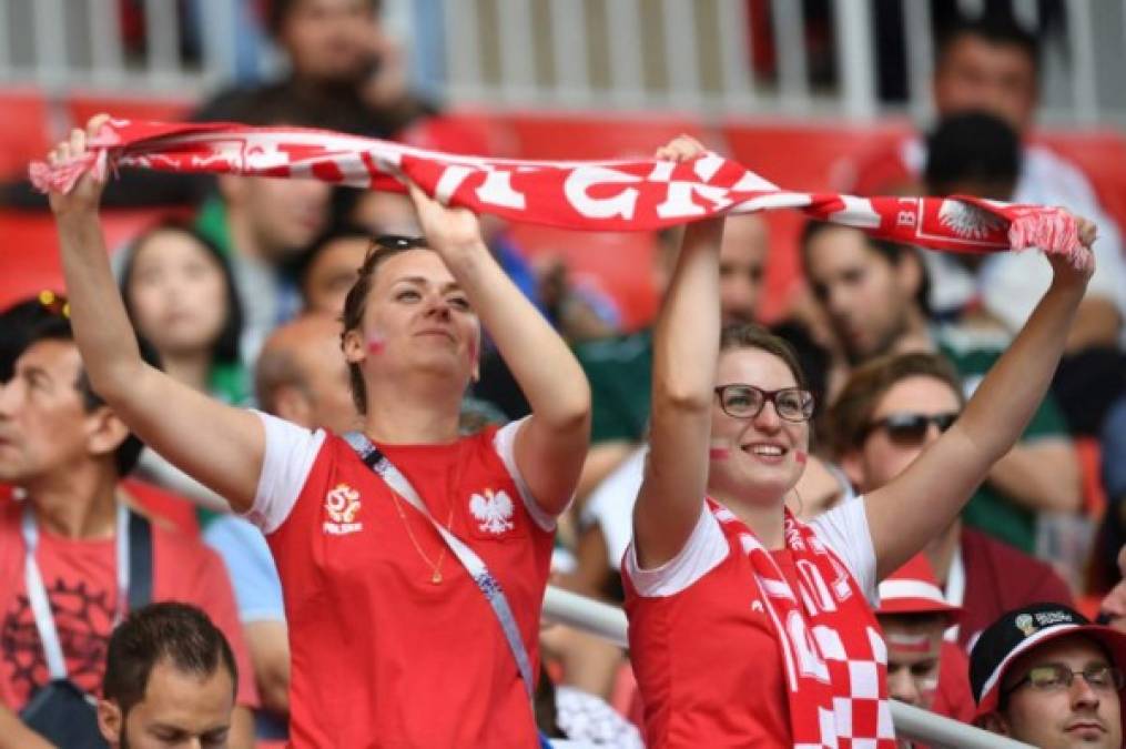 Las polacas ganan la batallas de las más lindas en las gradas. Van goleando. Foto AFP